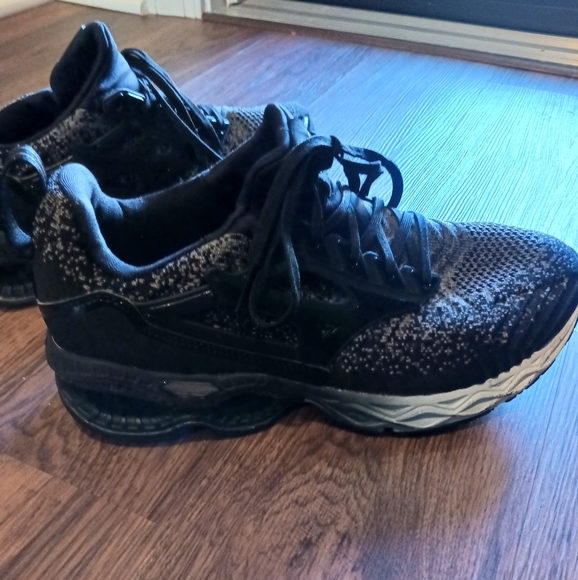 Like New! Creation Waveknit 2 Running Shoe - Picture 6 of 11